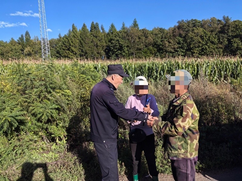 黑龙江省林区公安局东京城分局：群众深山采菇不慎迷路 民警精准搜助其回家