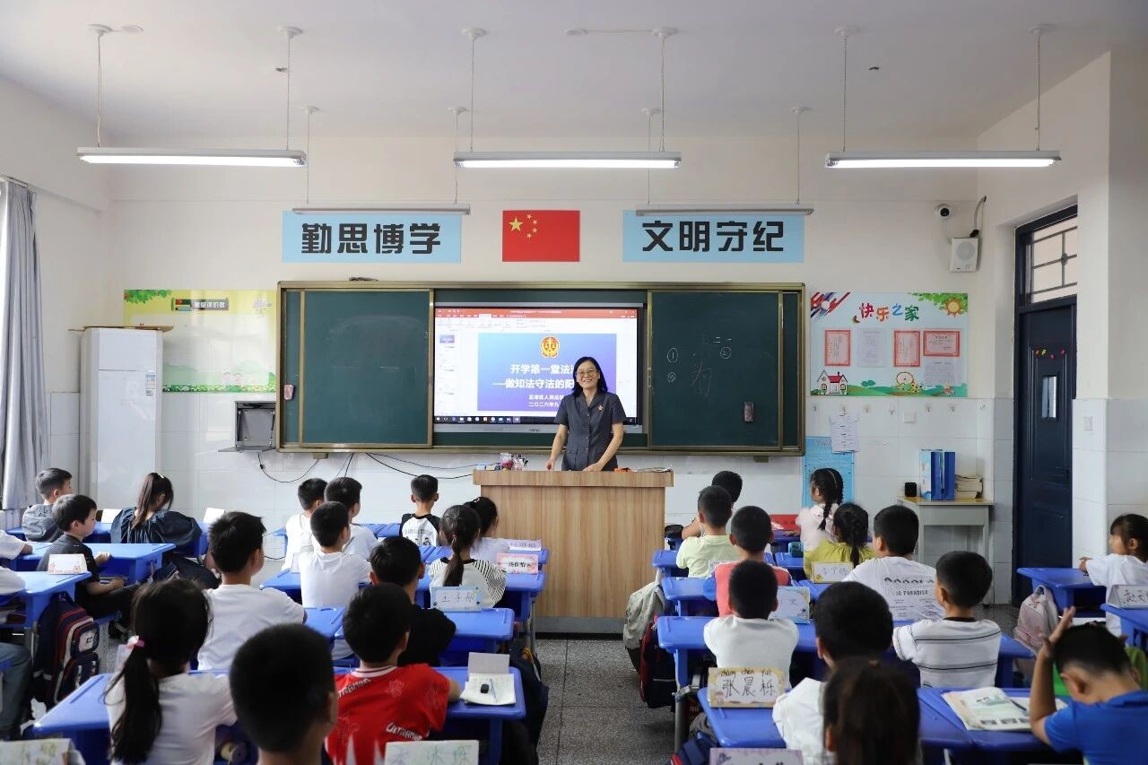 河南洛阳孟津法院：法治国防双课堂，点亮开学第一课