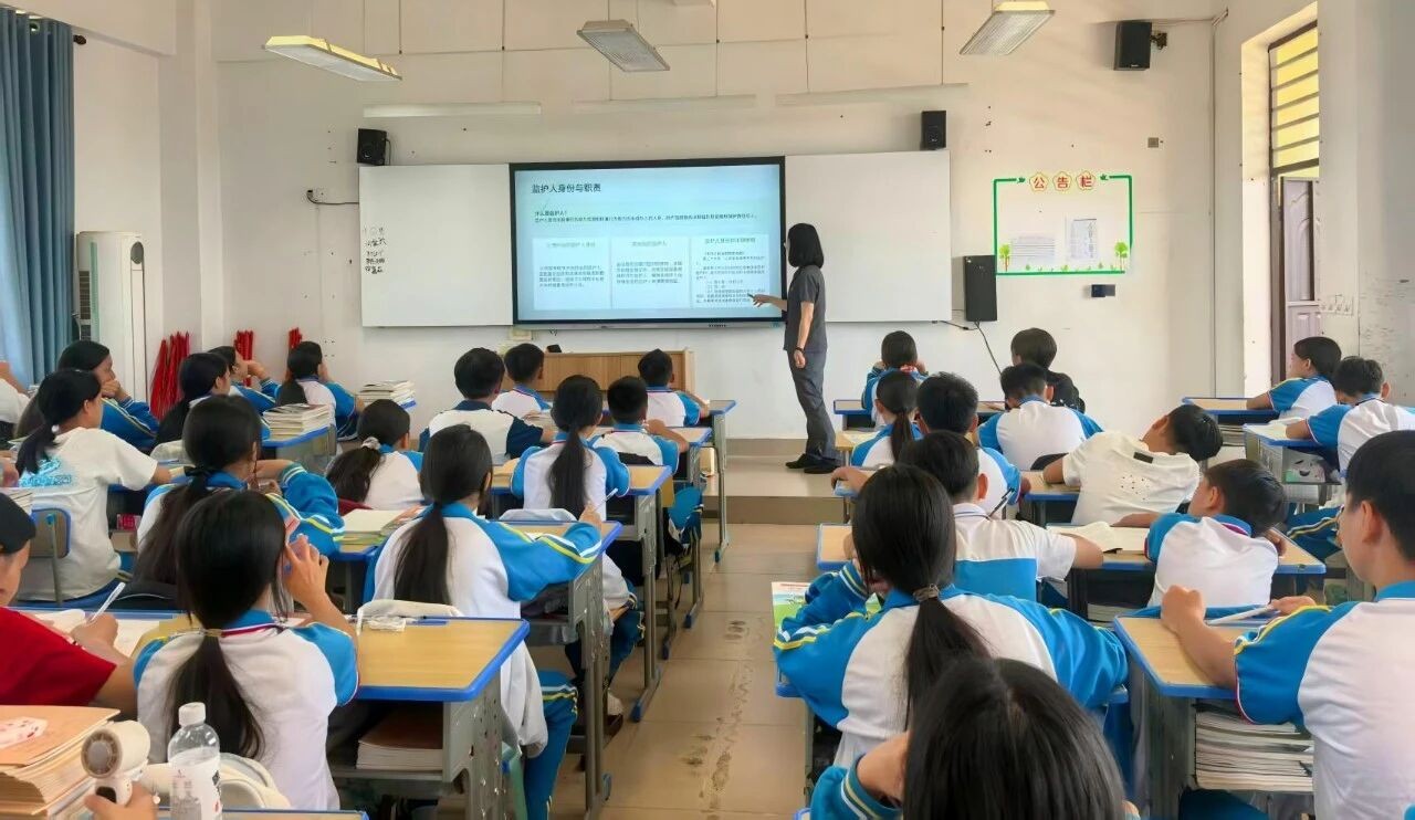 海南省儋州市法院走进西庆中学开展“知法守法 与法同行”主题宣讲活动