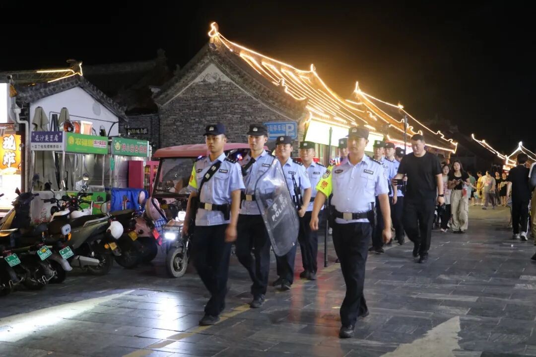警灯映古城 巡防护烟火——河南省南阳市宛城夏夜守护擦亮“夜安新华”品牌