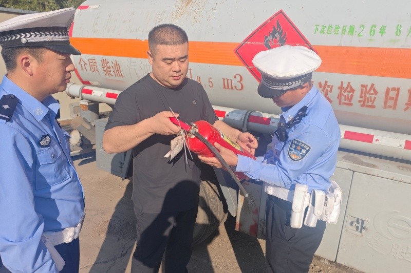 黑龙江省林区公安局绥棱分局交管大队开展节前危化品运输车辆专项检查