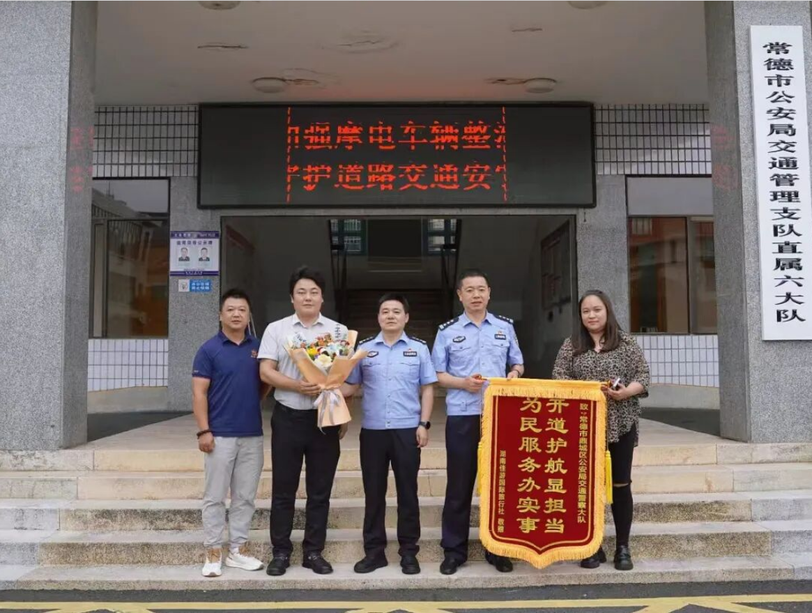 一场和航班的赛跑，湖南常德交警开道为旅客抢出登机时间