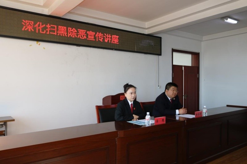 黑龙江省伊春市嘉荫法院、检察院到村屯开展扫黑除恶宣传活动