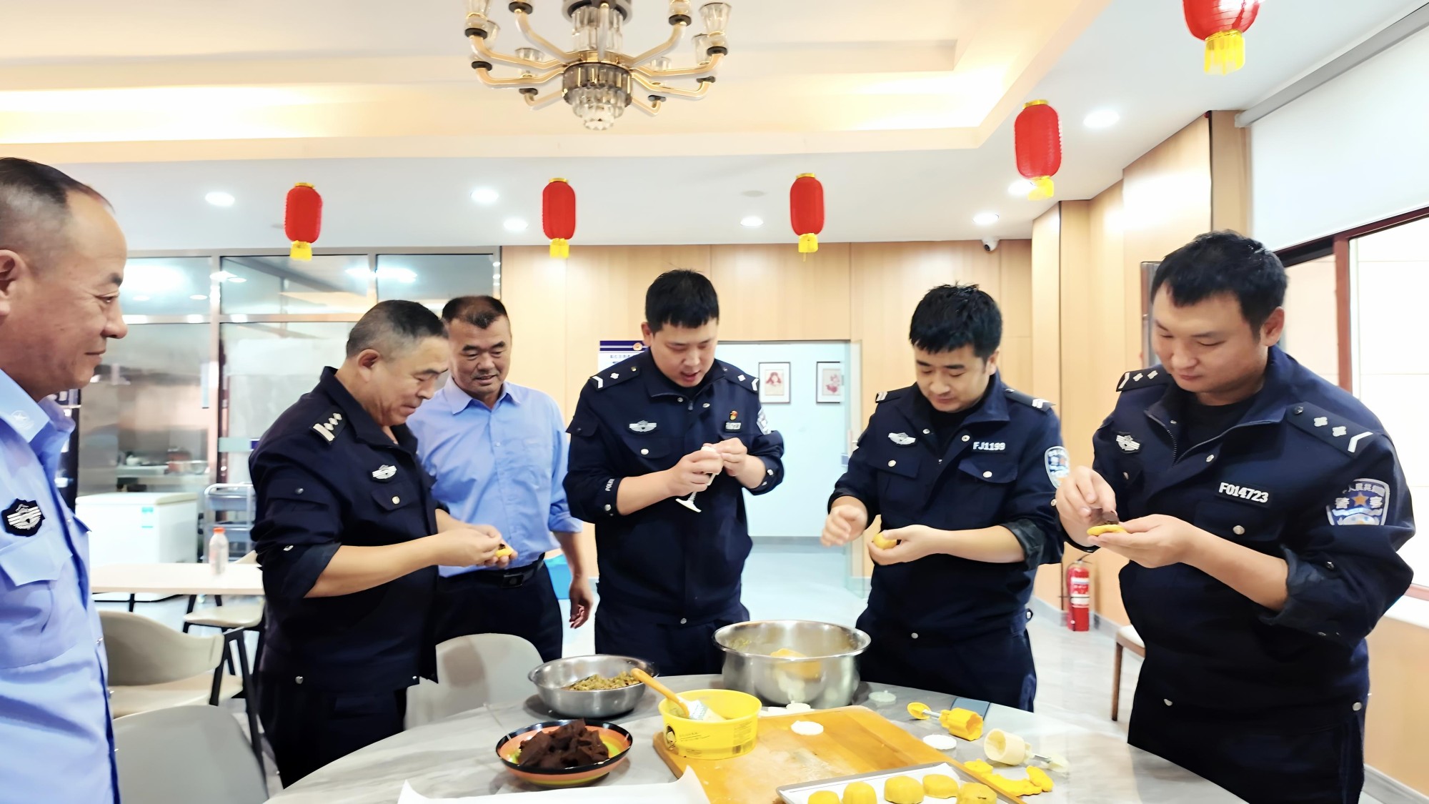 月满中秋暖人心 警心温情润民生内蒙古呼和浩特市回民区公安分局海拉尔西路派出所开展中秋节前暖心慰问活动
