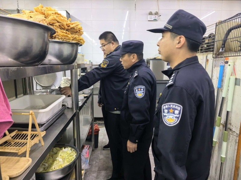 黑龙江省林区公安局东京城分局环食药侦大队联合宁安市市场监督管理局开展中秋节食品安全专项检查