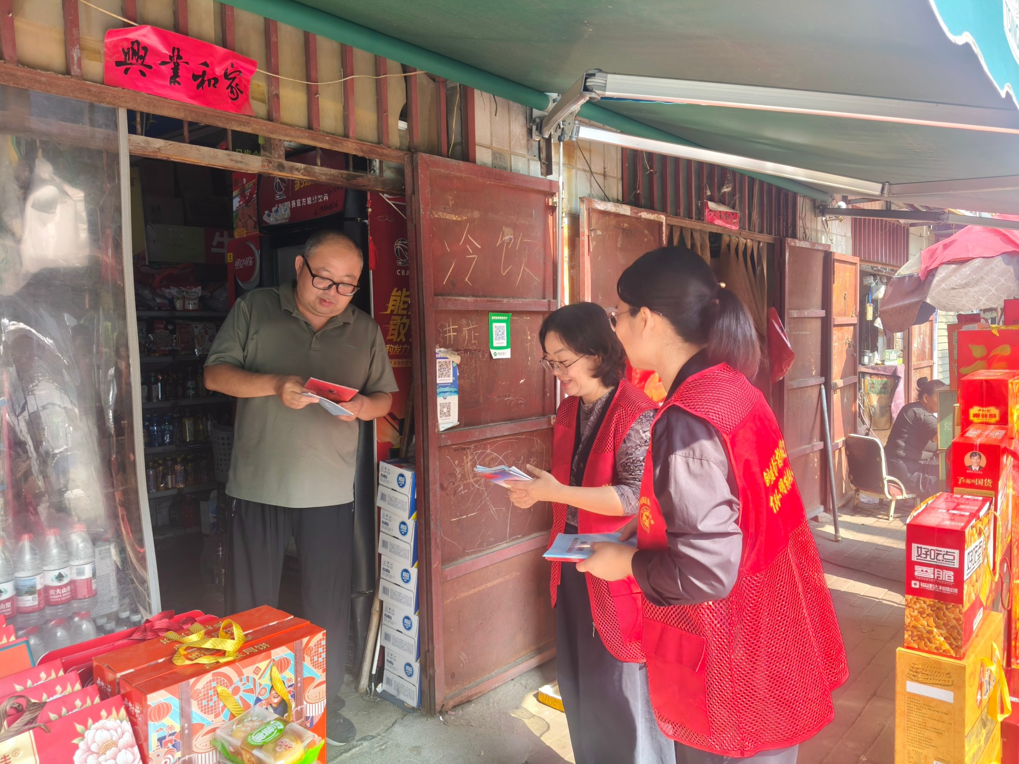 商丘市睢阳区司法局东方司法所：中秋节送法进商户 护航“烟火气”里的团圆味