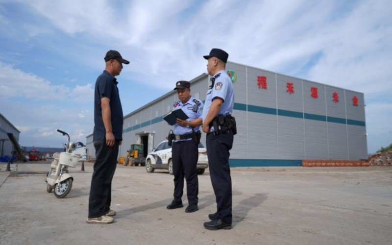 警力下沉田间地头 黑龙江哈尔滨公安“秋收警务”护航颗粒归仓