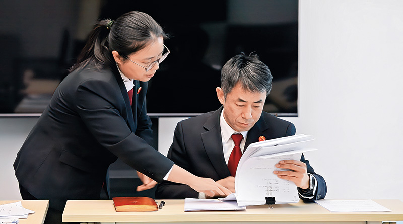 丁宇翔和合议庭法官召开庭前评议会2-s.jpg