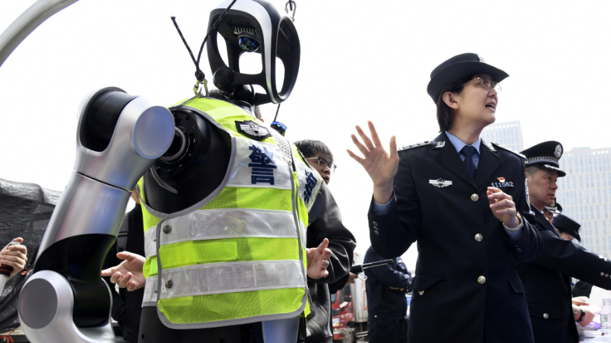 青岛：警用机器人亮相普法宣传周