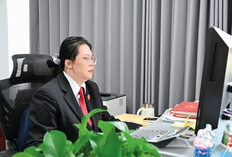 林树立法官在办公室阅卷（李丽 摄）_副本.jpg