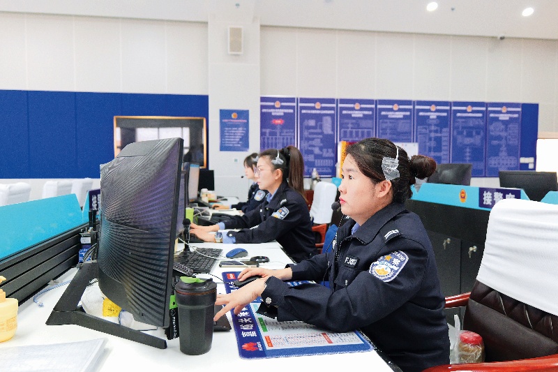 2025年1月22日,嘉峪关市公安局指挥中心值班组接警员在完成接处警工作的同时,汇总整理近期重复警情,为春节前夕警情分析提供数据支撑(赵臻阳 摄)_副本.jpg