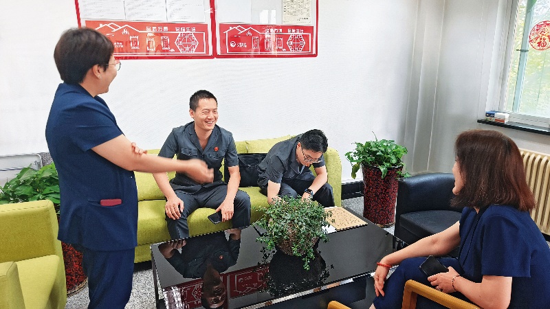 法官刘赛(左二)正在跟进案件执行情况(刘赛 供图)_副本.jpg