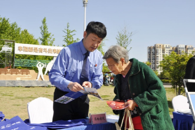 安徽淮南八公山区：向老年居民普及法律知识