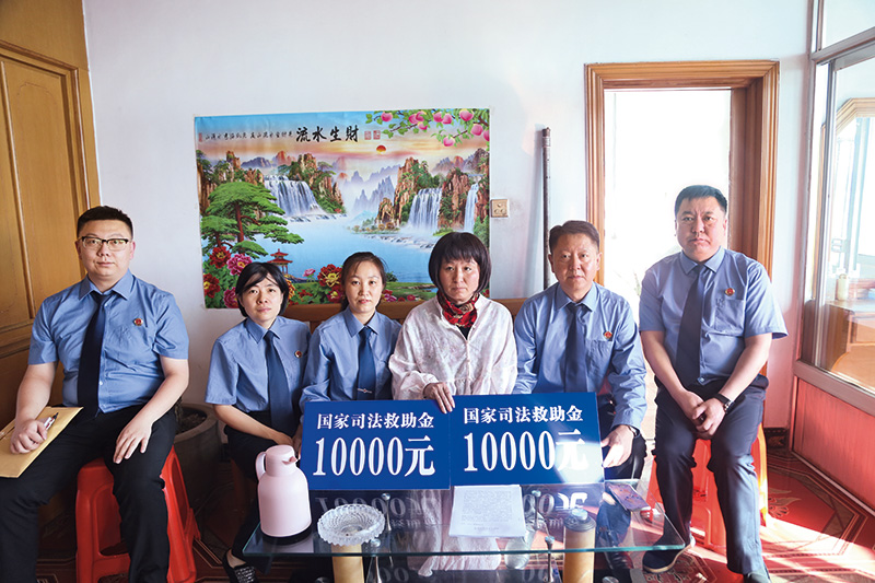 2024年9月24日,辽阳市人民检察院党组副书记、副检察长韩志刚和辽阳县人民检察院党组成员、副检察长曾宪继等人到辽阳县刘二堡镇司法救助申请人信某某家联合发放司法救助金2万元。.jpg