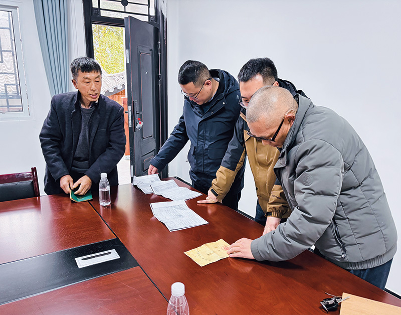 2025年3月14日,来凤县百福司镇与龙山县桂塘镇联合调委会在“鄂湘渝”便捷调解室开展跨省土地纠纷调解工作(来凤县司法局 供图).jpg