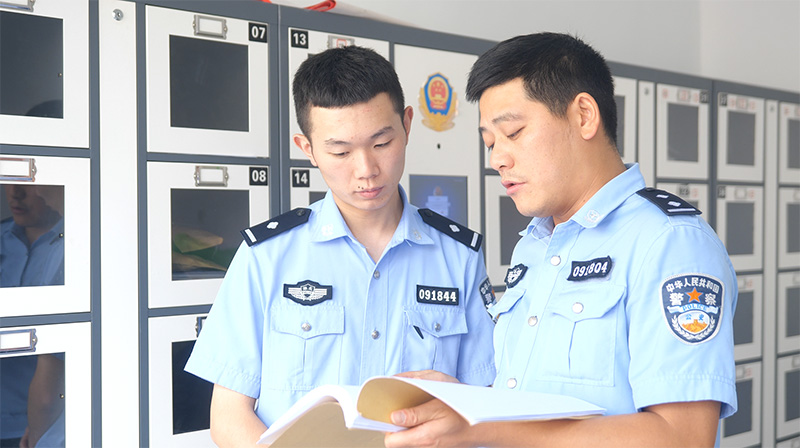 师徒传帮带,老民警与新民警交流业务工作。.jpg