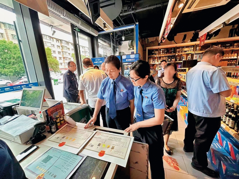 依法开展涉及未成年人的行政公益诉讼监督。这是深入辖区学校周边及商业区，了解是否存在向未成年人非法销售烟酒、容留未成年人入住的情况。   摄影作者  赛丰_副本.jpg