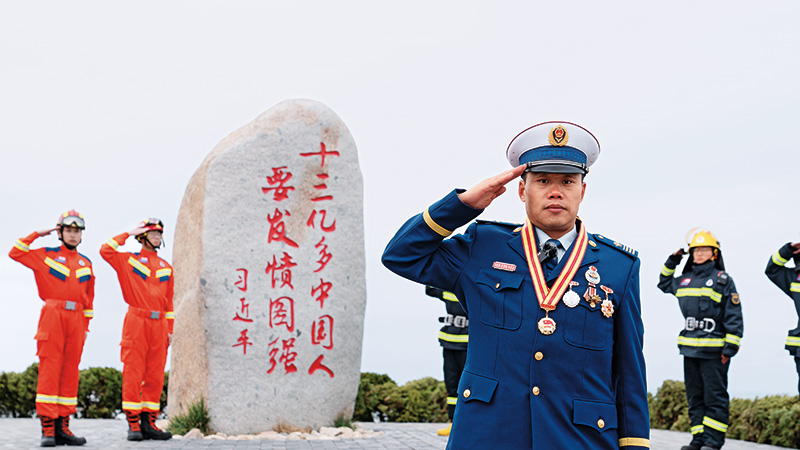 “消防侠”匿名助困十三年——记威海市刘公岛消防救援站党支部书记朱金良
