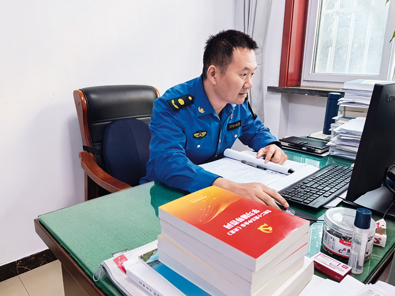 图1(第1标题配图-济南市天桥区城管局法制科科长许平钻研城管行政执法事项)天桥城管供图.jpg