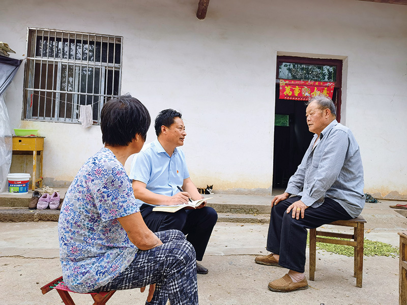 图一:天长市开展“上门入户听诉求”活动,图为天长市人大代表、金集镇草西村老支书陈叶桃(中)正在居民家中了解情况,调解纠纷(1).jpg