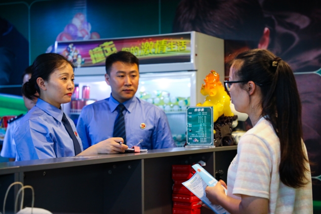 贵州黔西：对商户进行普法