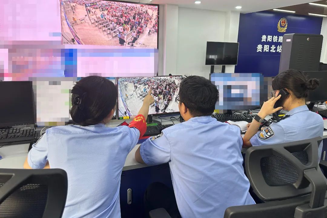 (2)民警一帧帧回溯海量视频画面。.jpg (2)民警一帧帧回溯海量视频画面。.jpg