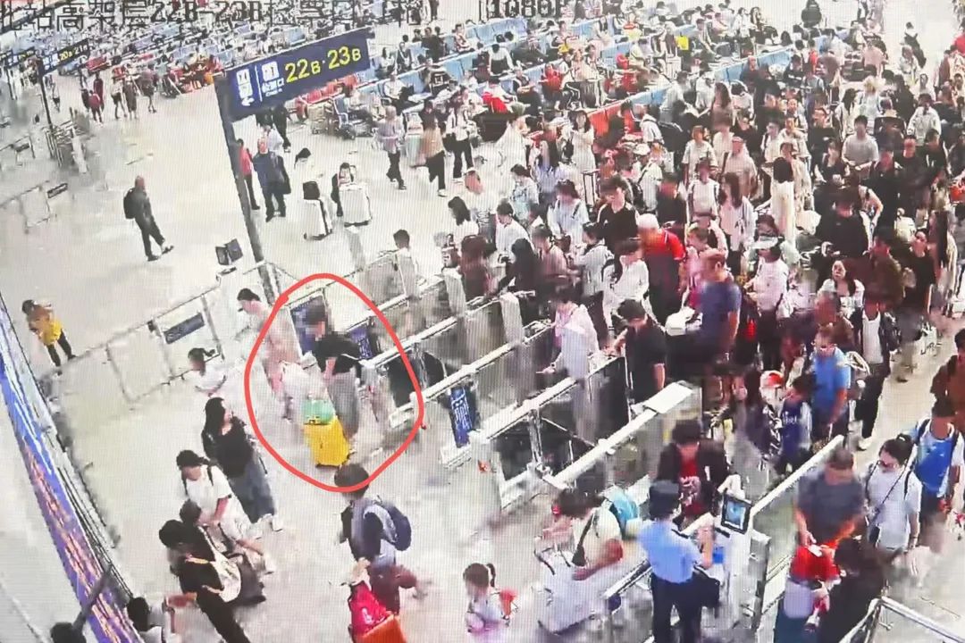 (4)民警进一步确认黄色行李箱旅客乘坐车次。.jpg (4)民警进一步确认黄色行李箱旅客乘坐车次。.jpg