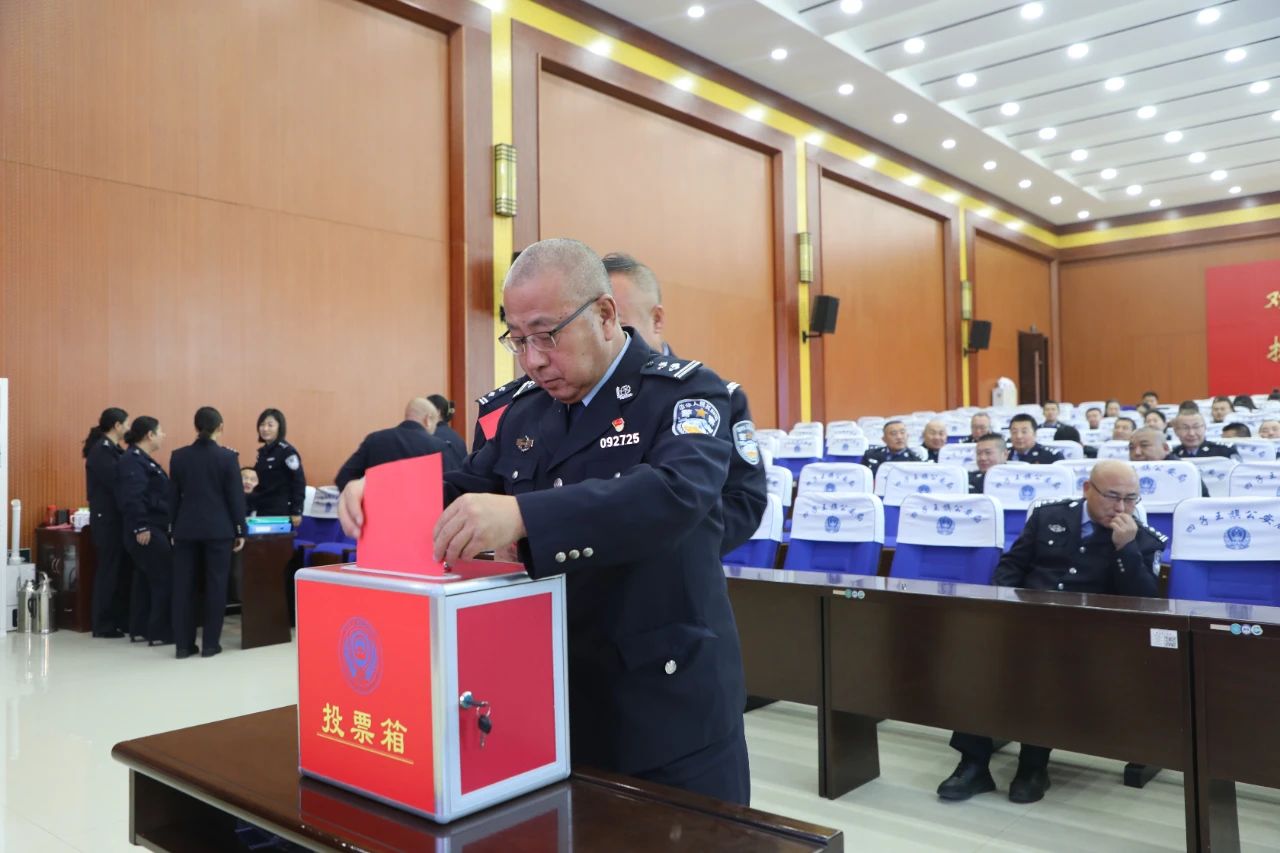爱警暖警服务警——四子王旗警察协会正式成立6.jpg 爱警暖警服务警——四子王旗警察协会正式成立6.jpg