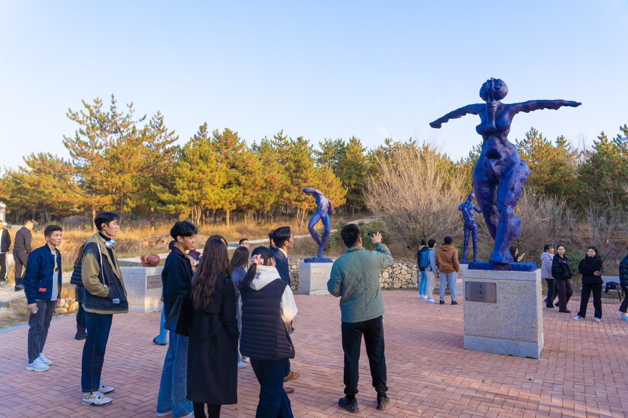 内蒙古（国际）禁毒主题雕塑公园迎来国外留学生参观2.jpg