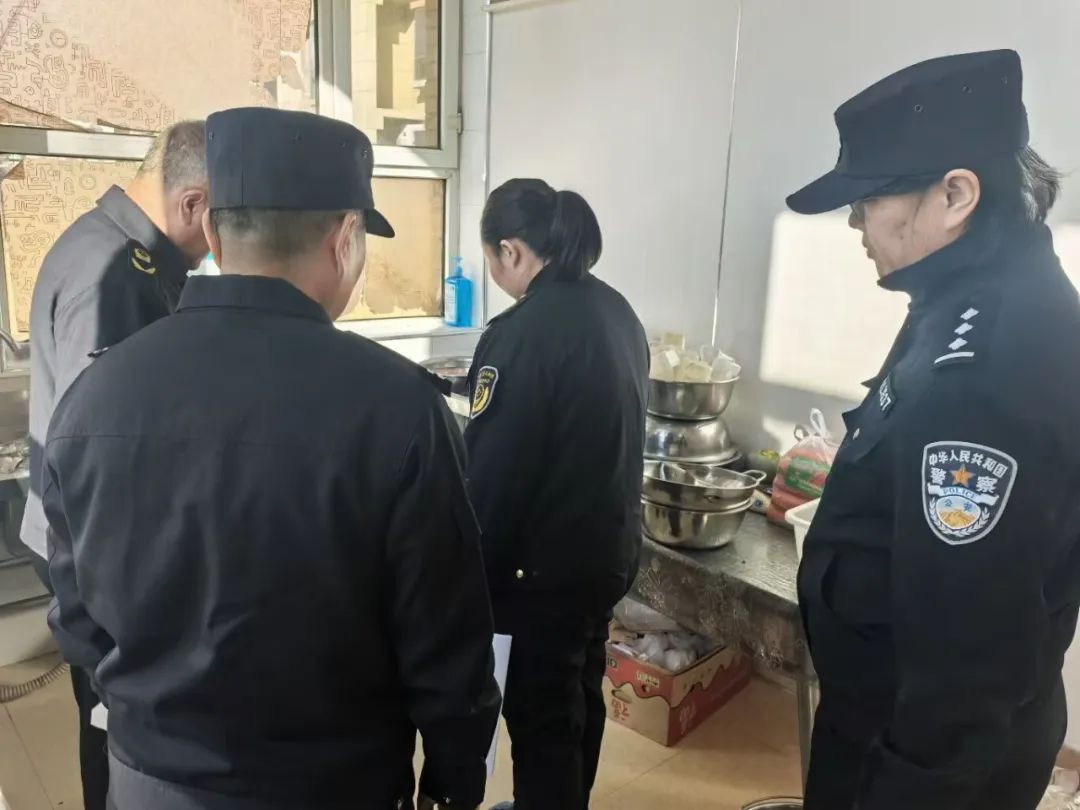 守护师生“舌尖上的安全”——和林格尔县公安局开展校园食品安全专项检查1.jpg 守护师生“舌尖上的安全”——和林格尔县公安局开展校园食品安全专项检查1.jpg
