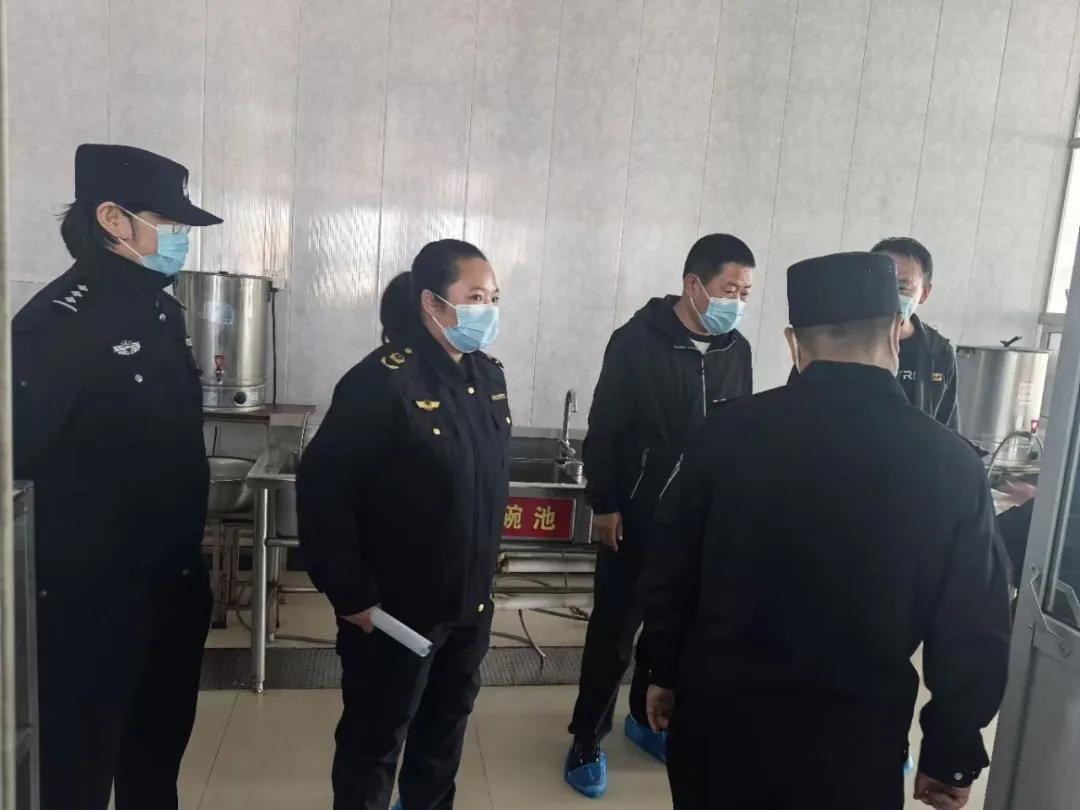 守护师生“舌尖上的安全”——和林格尔县公安局开展校园食品安全专项检查2.jpg 守护师生“舌尖上的安全”——和林格尔县公安局开展校园食品安全专项检查2.jpg