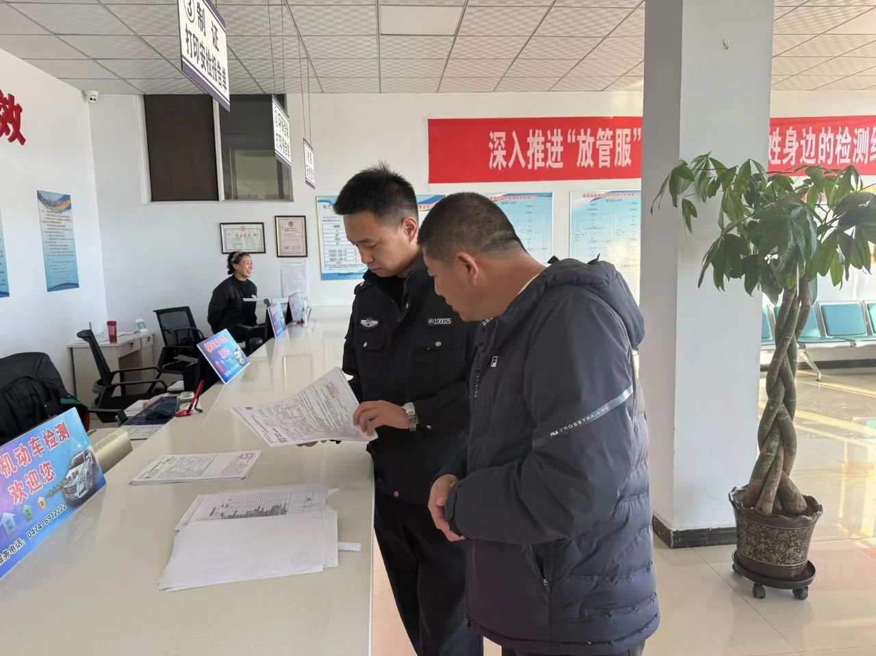 商都县交管大队深入辖区机动车检测站开展业务监管工作2.jpg 商都县交管大队深入辖区机动车检测站开展业务监管工作2.jpg