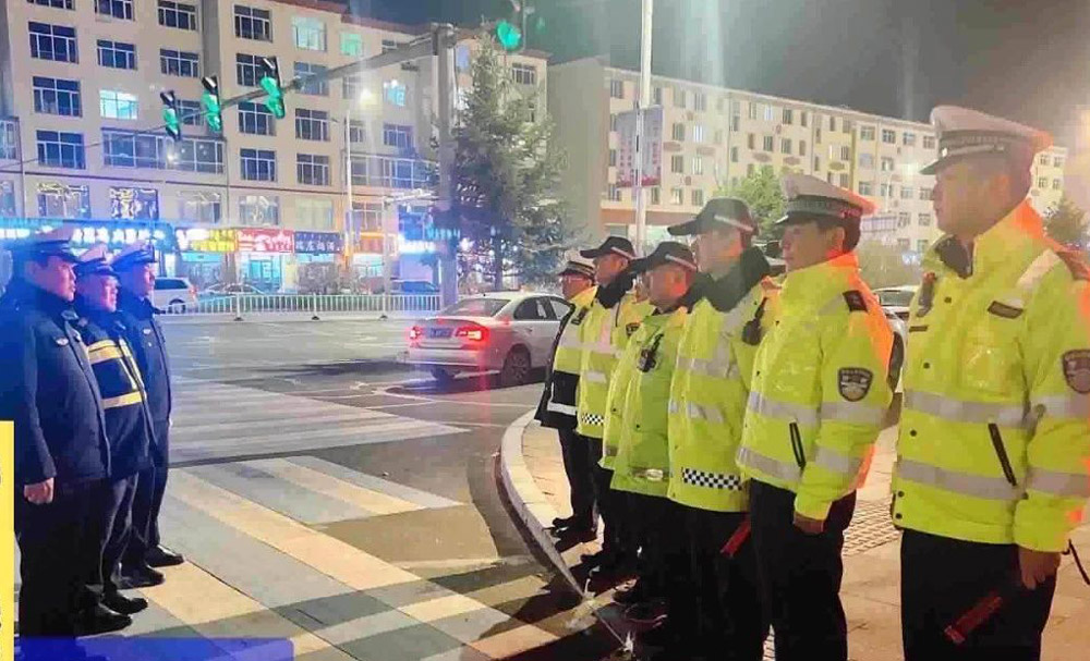 四子王旗交管大队组织开展夜查统一行动2.jpg 四子王旗交管大队组织开展夜查统一行动2.jpg