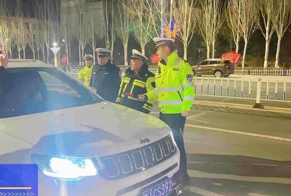 内蒙古四子王旗交管大队组织开展夜查统一行动