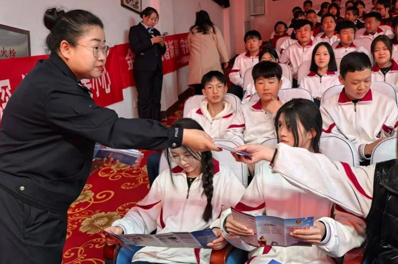 和林公安:“护校安园”再发力 全面筑牢校园安全防线4.jpg