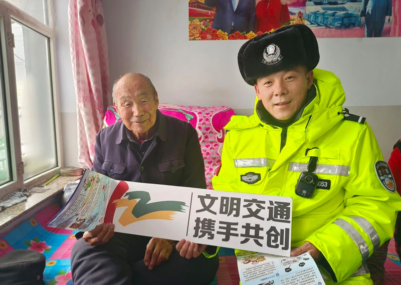 吹响“初冬安全哨” 共筑乡村平安行——内蒙古四子王旗交警走进农村预热“122”开展交通安全宣传活动