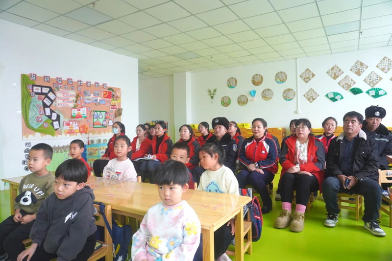 化德公安走进幼儿园举办反恐防暴安全知识教育课、进行反恐防暴演练2.jpg
