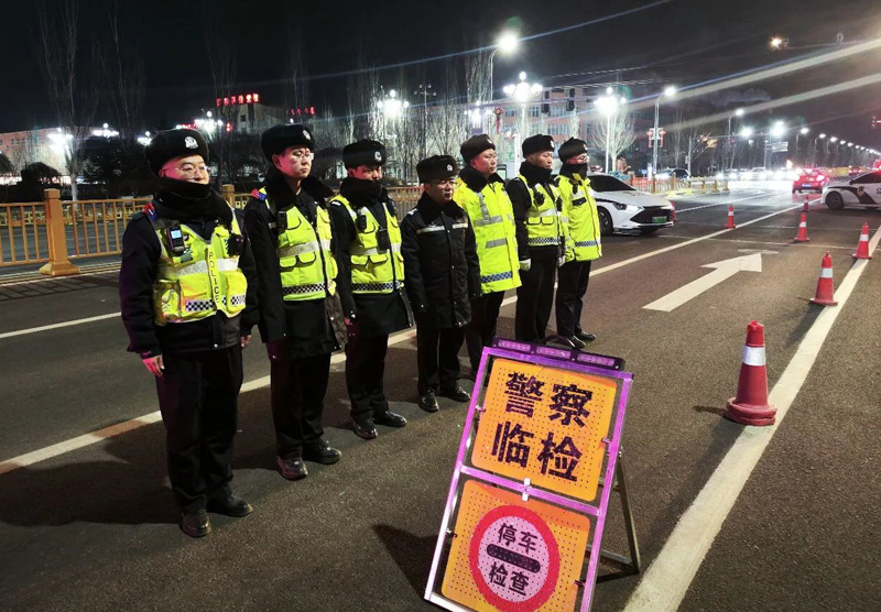 内蒙古商都县交管大队持续开展夜查行动 筑牢冬季道路安全防线
