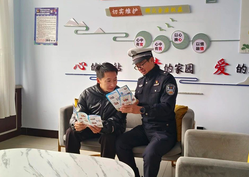 四子王旗交警走进社区开展“文明交通 携手共创”主题宣传活动1.jpg