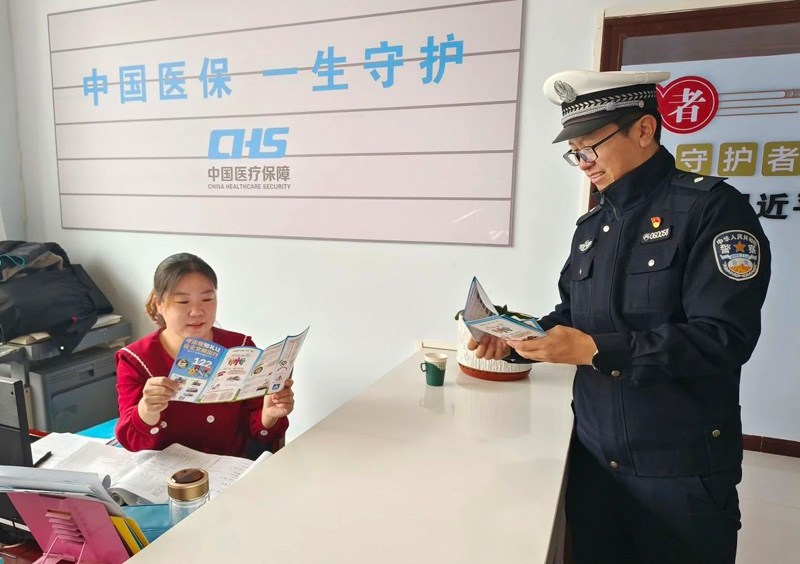 四子王旗交警走进社区开展“文明交通 携手共创”主题宣传活动2.jpg