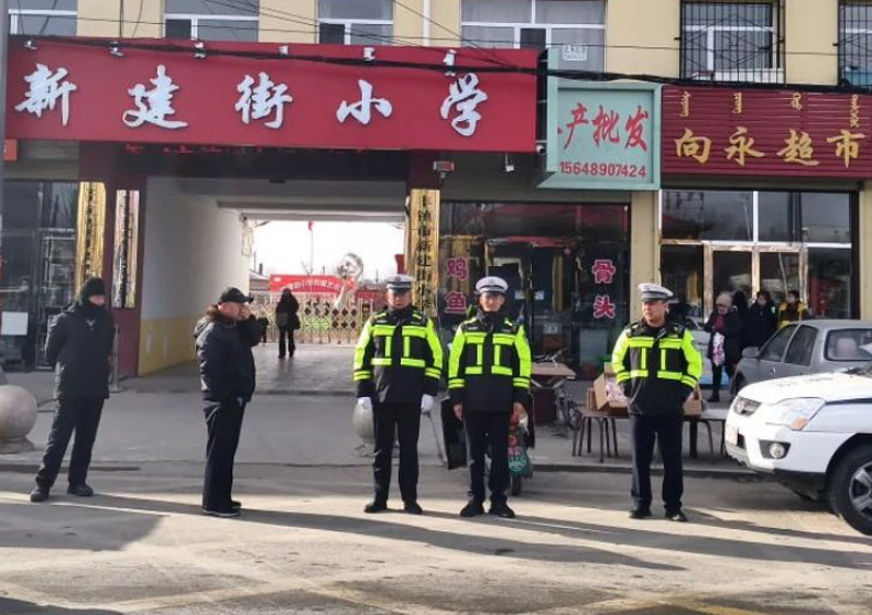 丰镇交警:“护学”常态化,守护“警”相随2.jpg