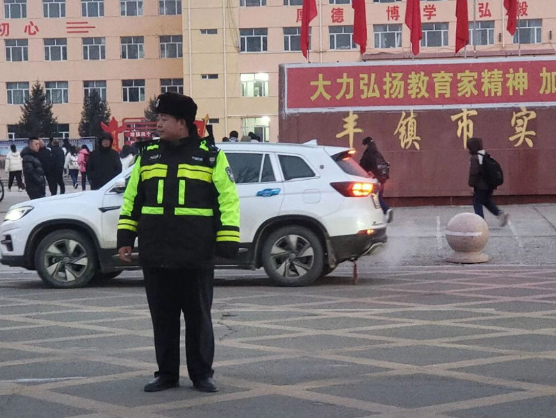 丰镇交警:“护学”常态化,守护“警”相随1.jpg
