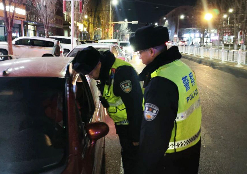商都交警:守护冬季平安路,夜检夜查不停歇1.jpg