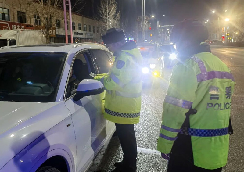 商都交警:守护冬季平安路,夜检夜查不停歇2.jpg