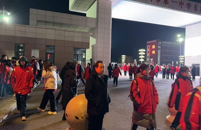 内蒙古鄂尔多斯市第一中学东胜校区：校园“守护天使”，马路安全的有力保障