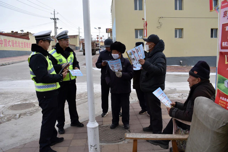 内蒙古:卓资交警走村入户“送安全”1.jpg