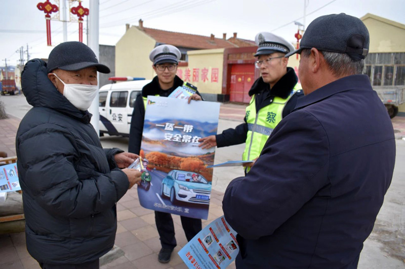 内蒙古:卓资交警走村入户“送安全”2.jpg