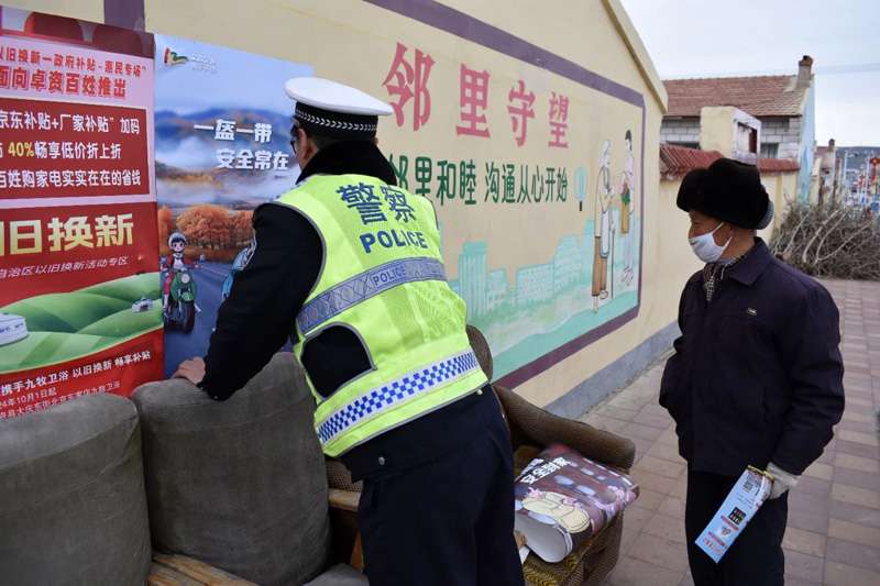 内蒙古:卓资交警走村入户“送安全”3.jpg