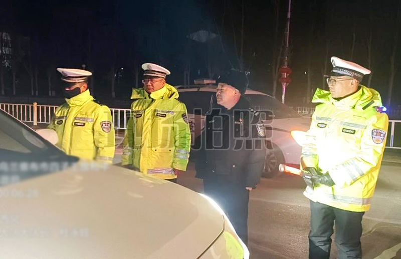 四子王旗交警开展“跨年夜”夜查行动,守好“岁末年初”关.jpg