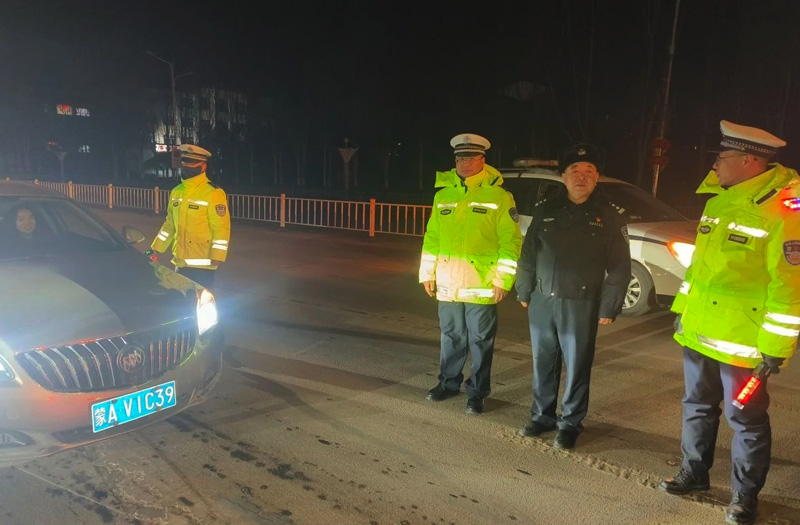 四子王旗交警开展“跨年夜”夜查行动,守好“岁末年初”关1.jpg